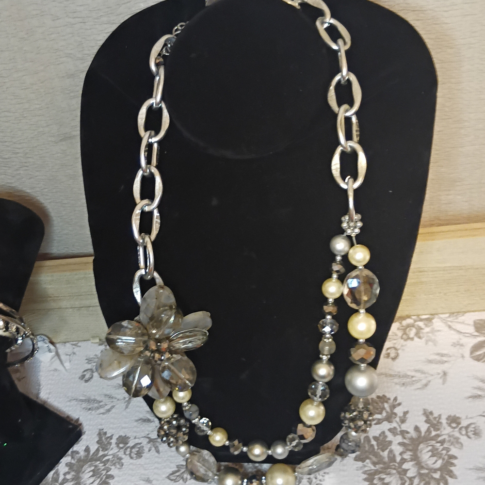 Chic Floral Silver and Pearl Necklace